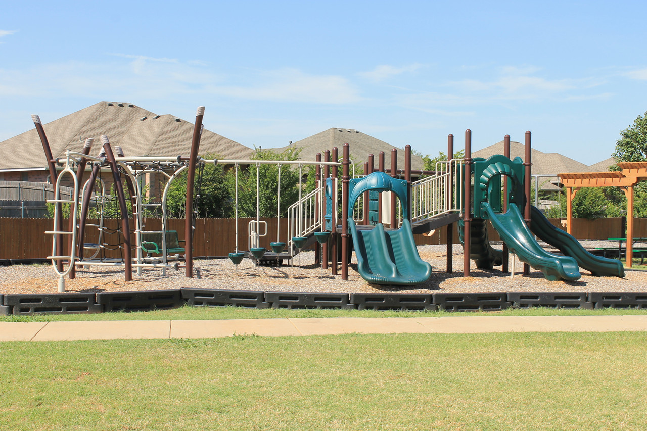 Ramona Play Structure thumbnail 4