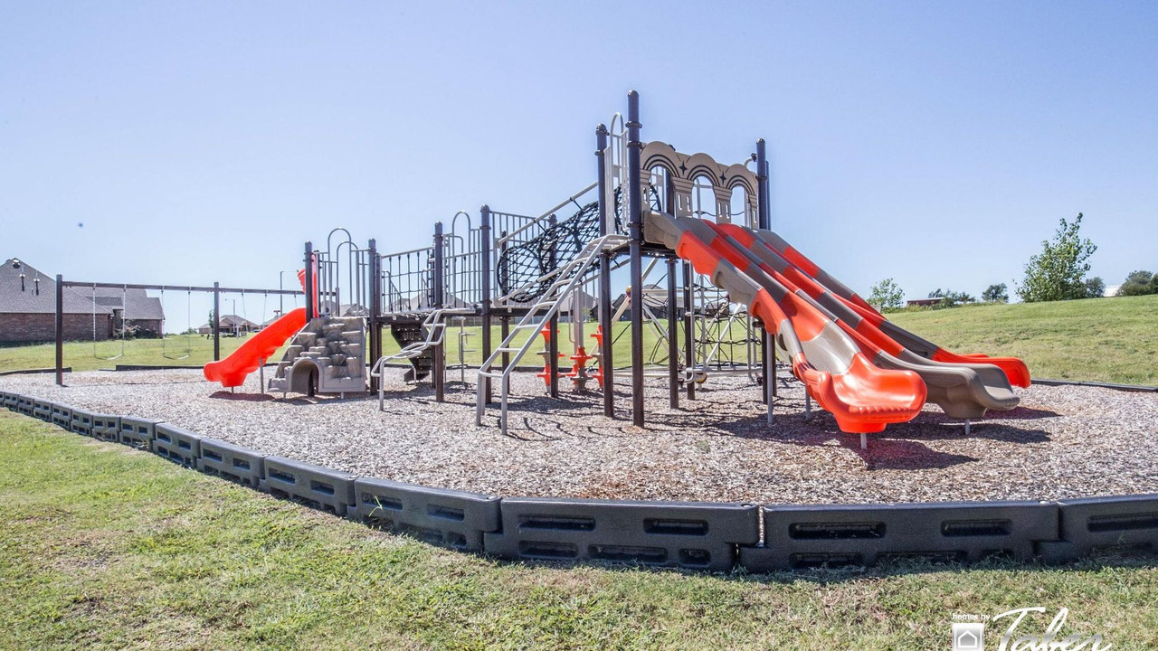 Maysville Play Structure thumbnail 4