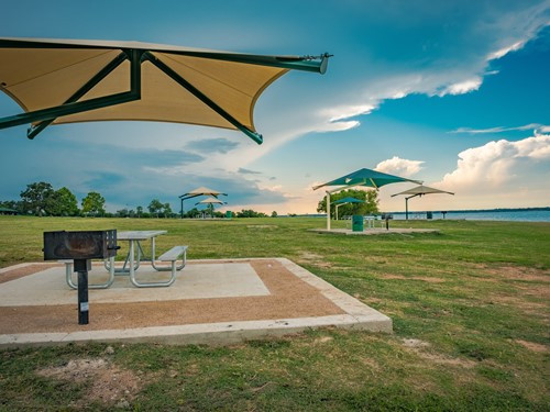 Single Post Pyramid Cantilever Shade thumbnail 9